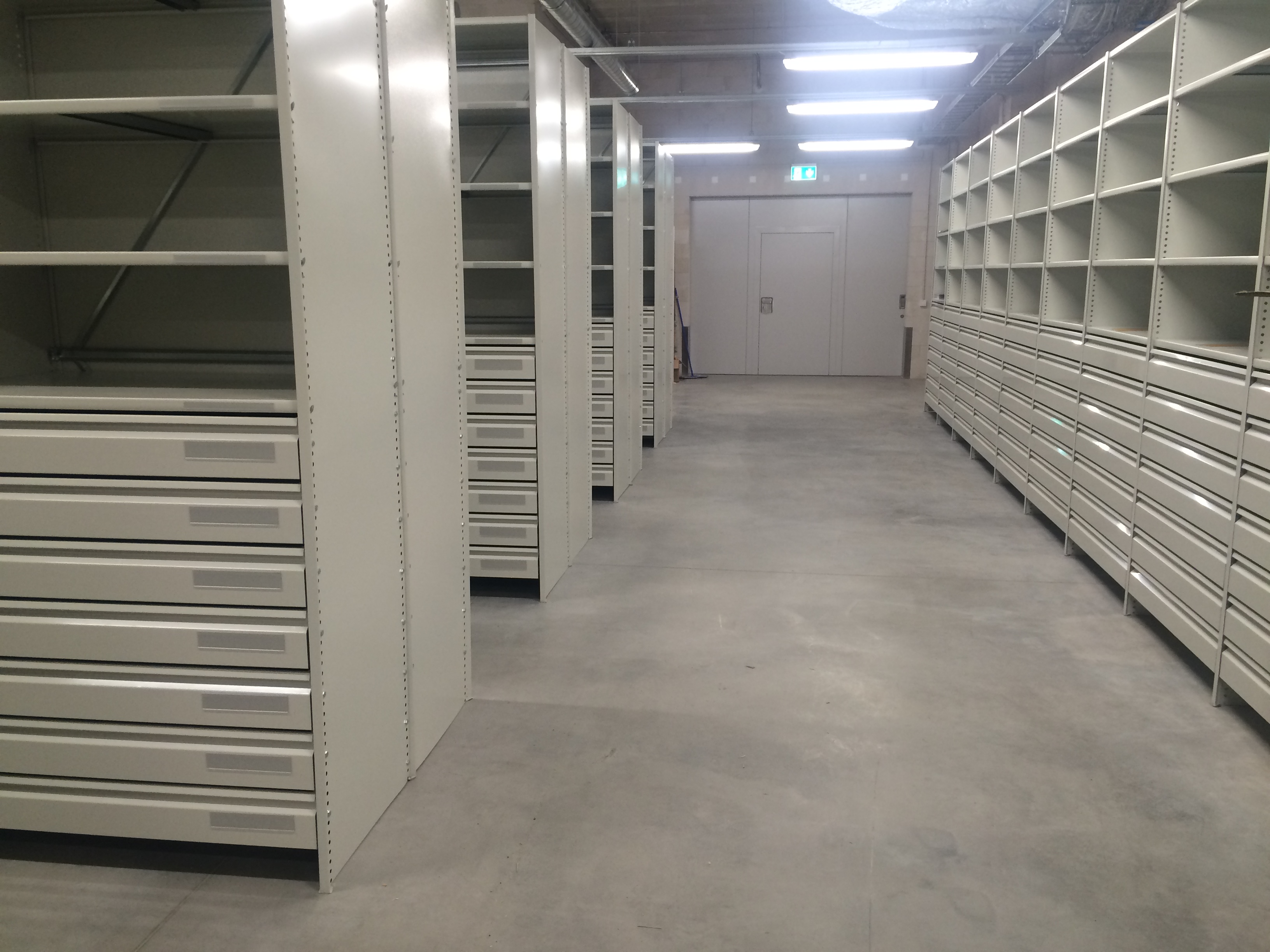 Febparts logistikahoone laoriiulite paigaldus